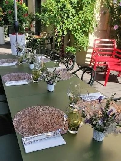 Longue table d'été fleurie sur la terrasse